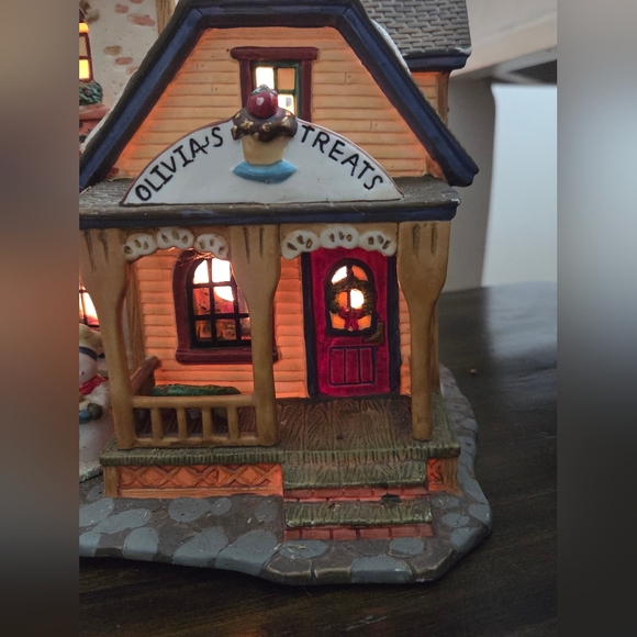 Olivias Treats Large Christmas Village House - Picture 3 of 6